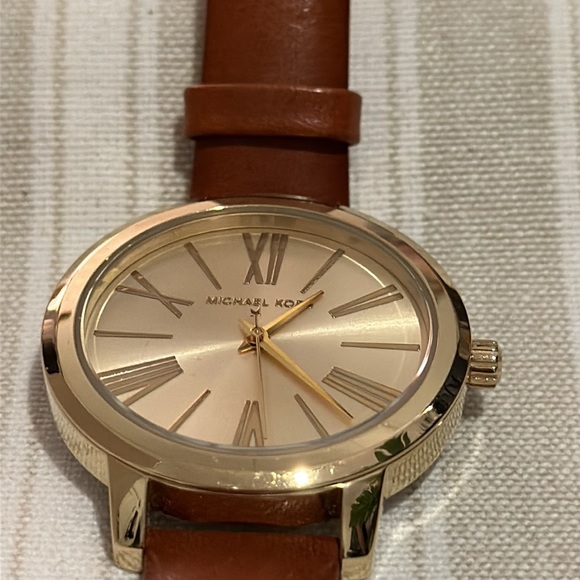 Authentic Michael Kors Women’s Watch, MK-2521 in Gold & Leather Strap Detail - Picture 5 of 16